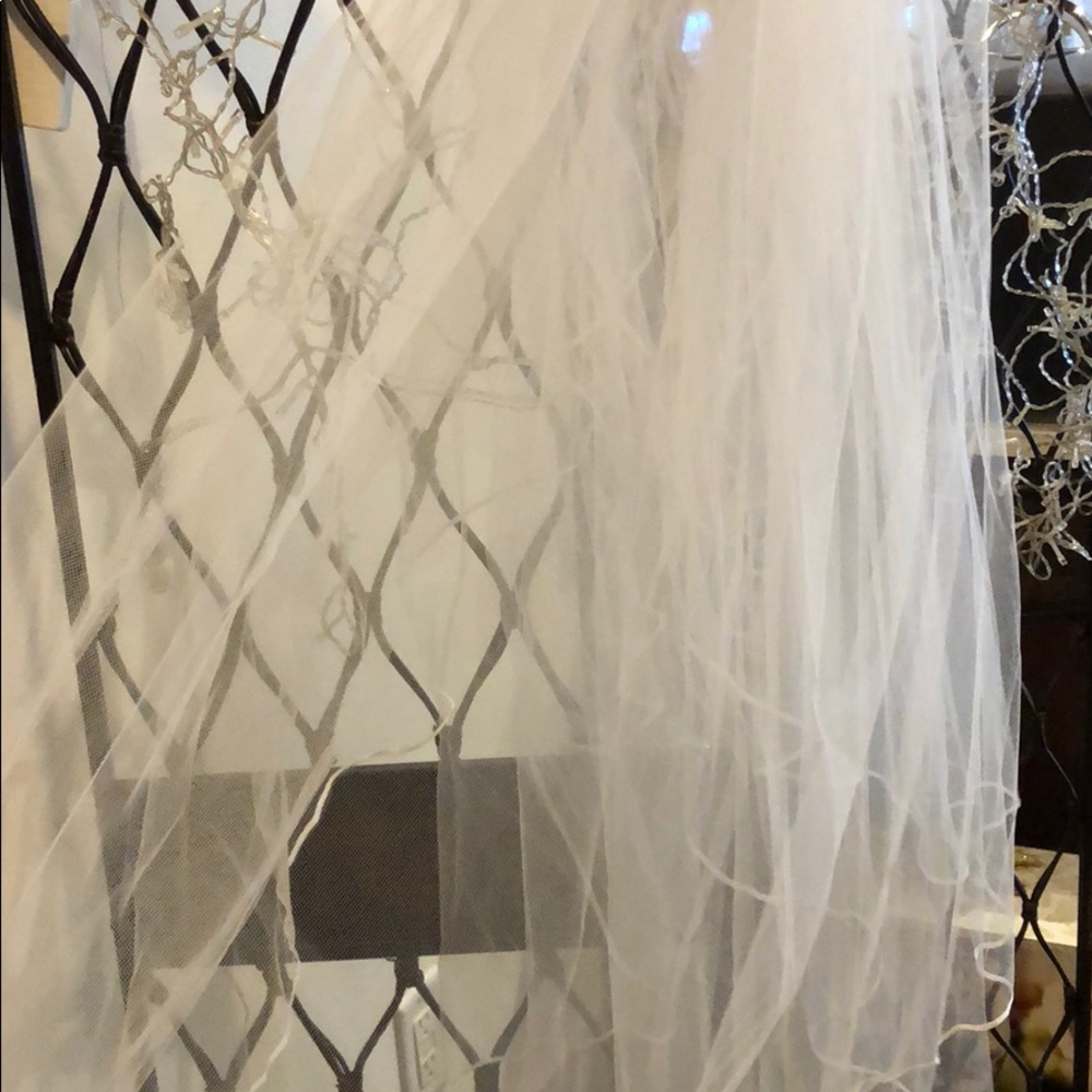 Finger tip 2 tier white veil with hair comb